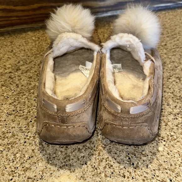 Women’s Ugg slippers - Picture 4 of 5